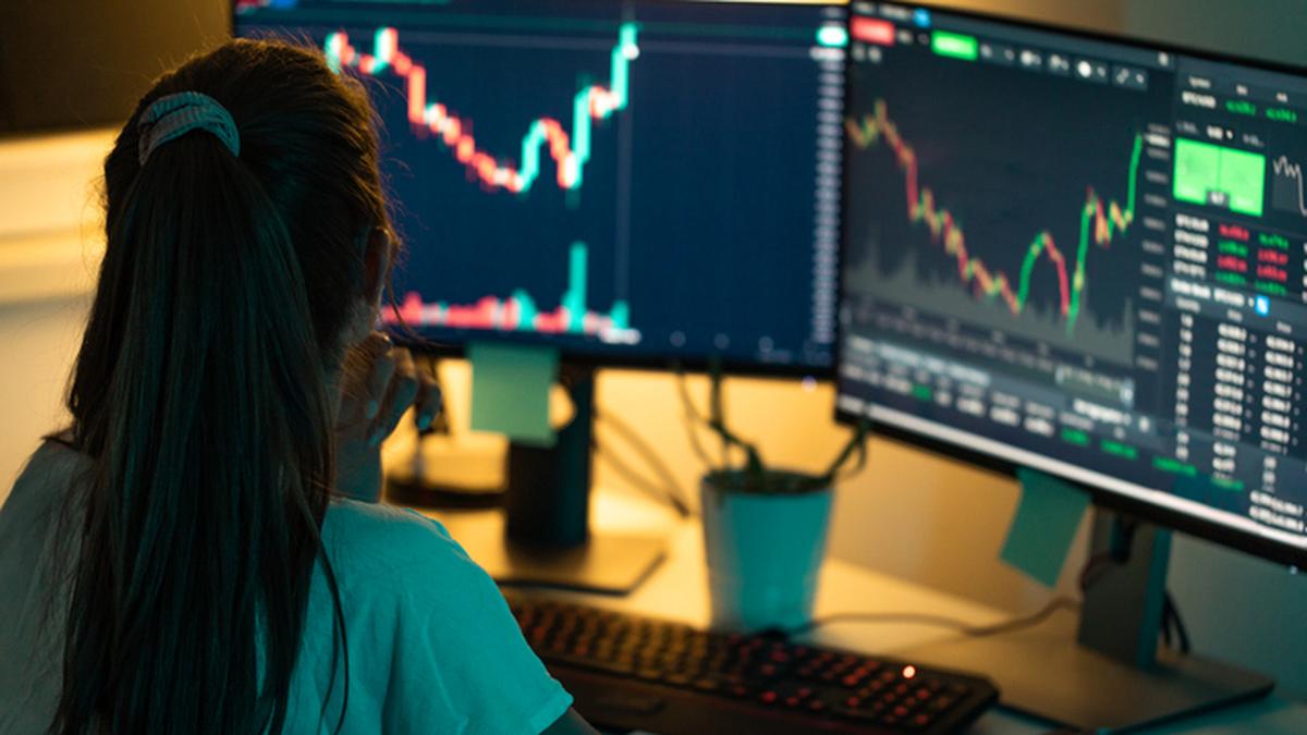 Stock markets dive in early trade as oil prices surge above ₹120 per barrel